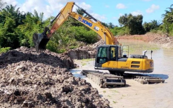 Escavadeira anfíbia